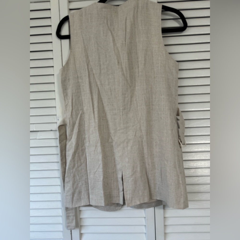 Button-Down Vest with Pockets - Picture 6 of 6